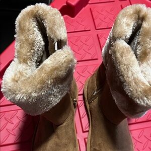 Brand new without the tags or box. Cozy Tan kids Boots. Size 3. Didn’t wear it.
